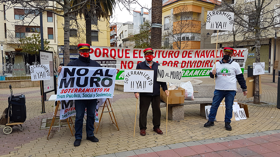 Un viernes más, y van 67, la plataforma «No al Muro» reivindica el soterramiento del tren a su paso por Navalmoral.