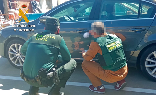 Detenidos por la Guardia Civil por intento de robo de vehículos y sustracción de objetos de uno de ellos