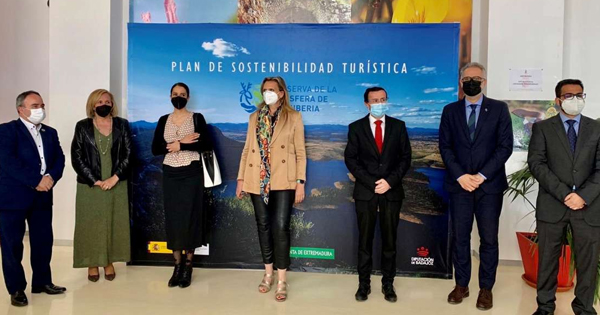 La consejera Nuria Flores asegura que es “el momento” del turismo rural y Extremadura está preparada