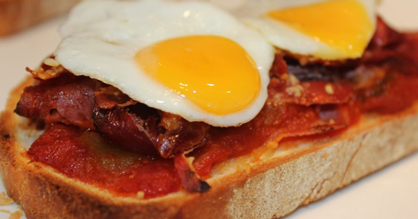 Hoy en La Cocina de Gibello, por gentileza de David, «Tosta de pisto extremeño, jamón, queso roncal y huevo de codorniz»