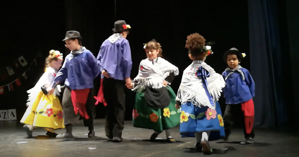 El grupo de coros y danzas El Encinar reivindicó un año más el lenguaje de la música y la danza.