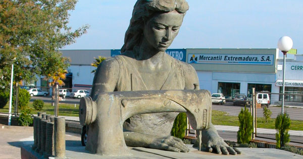 La familia Vargas dona a Navalmoral la escultura de la Mujer Trabajadora