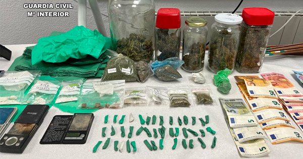 La Guardia Civil desmantela un punto de venta de drogas en Rosalejo y detiene a sus responsables