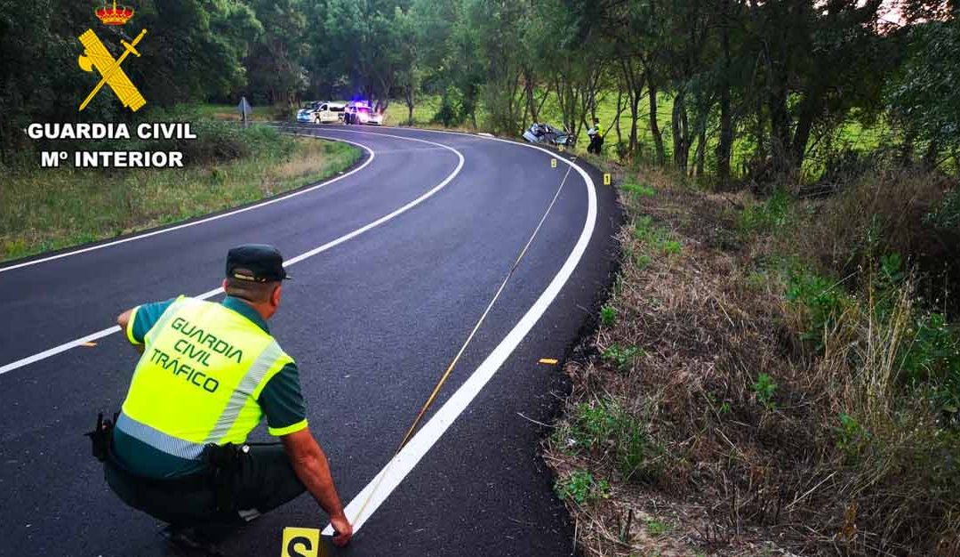 Fallece el conductor de un vehículo tras una salida de vía en la carretera local de Robledillo de la Vera