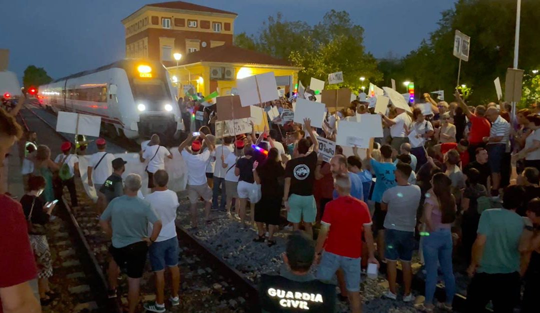 Vecinos de Navalmoral interrumpen el tráfico ferroviario en protesta pacífica