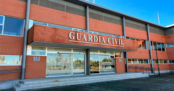 La Guardia Civil reduce a un hombre armado con un cuchillo en una casa de Piornal