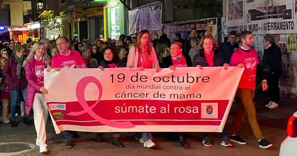 Ayer tuvo lugar en Navalmoral de la Mata la Marcha Rosa aplazada en su día por la climatología