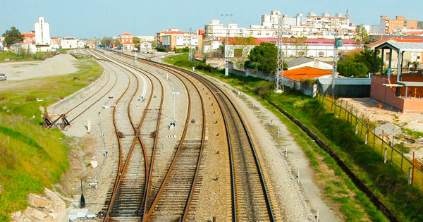 La rotura de una tubería durante las obras de infraestructura ferroviaria en Navalmoral paraliza el tráfico en las vías