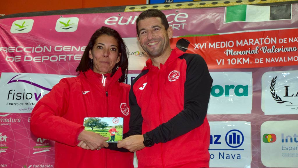 Jorge Campos recibe el Premio Memorial Valeriano Lombardía en el XIV Medio Maratón de Navalmoral de la Mata