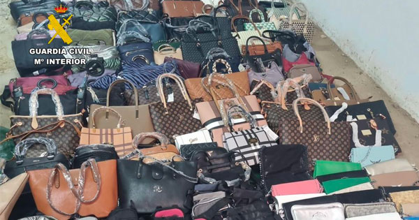 La Guardia Civil detiene a una persona e incauta más de 300 bolsos falsificados de conocidas marcas comerciales en Guadalupe