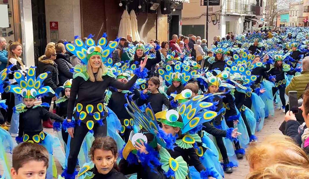 El Desfile Juvenil del Carnaval de Navalmoral llena la calle principal de ritmo, color y alegría con alrededor de 1.800 participantes