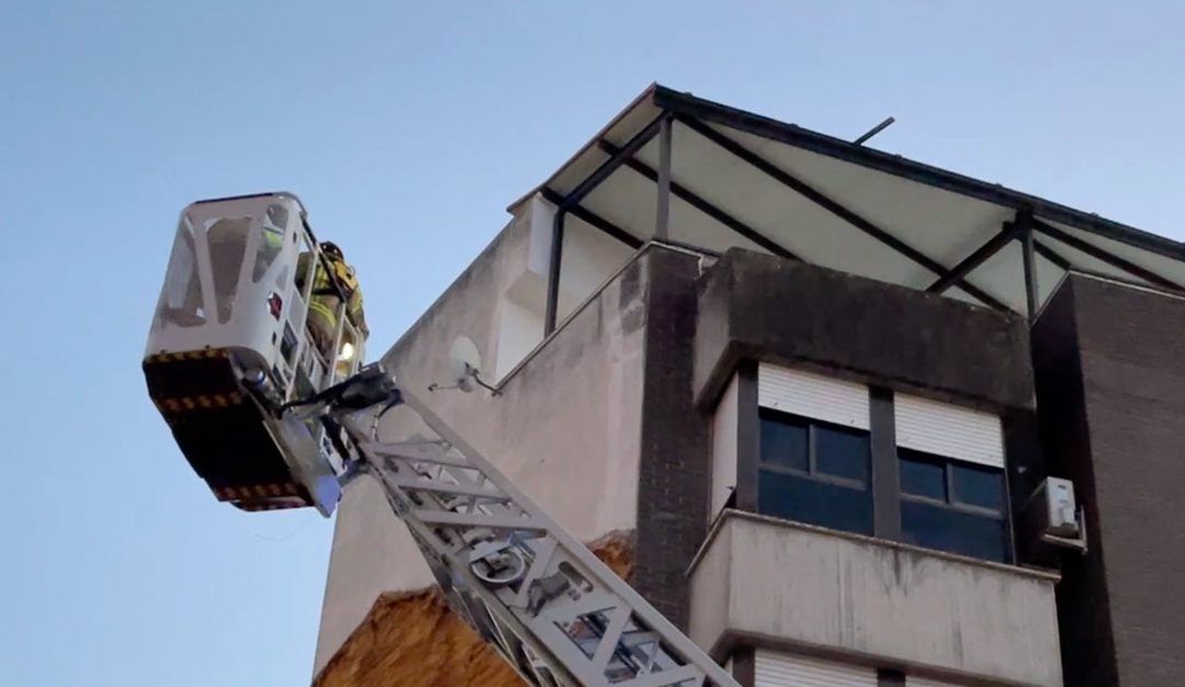 Bomberos de Navalmoral retiran una placa metálica que amenazaba con caer de un edificio