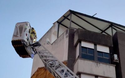 Bomberos de Navalmoral retiran una placa metálica que amenazaba con caer de un edificio