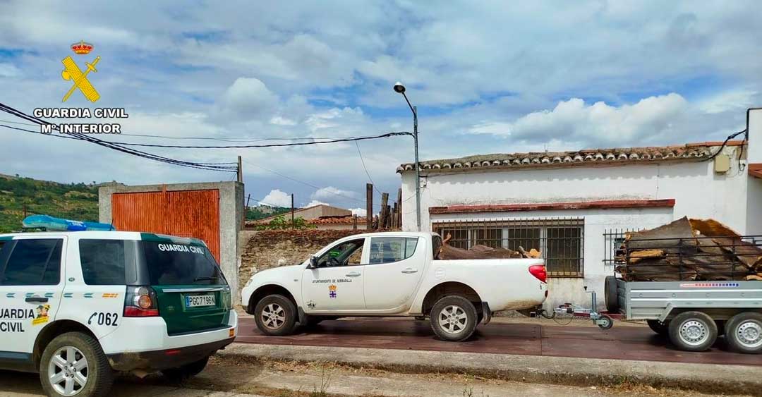 La Guardia Civil detiene a dos hombres por su supuesta implicación en el hurto de corcho en Serradilla