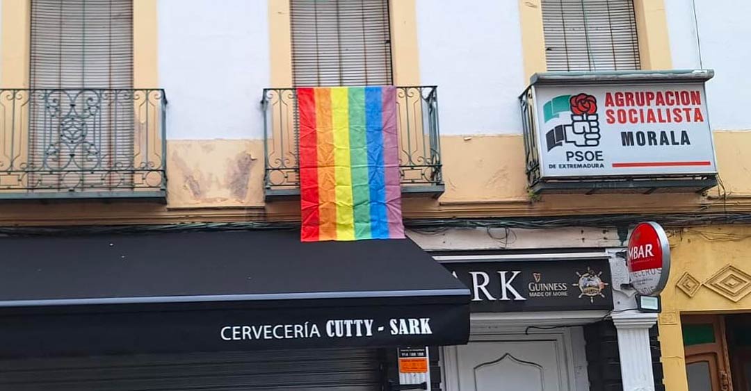 La Agrupación Socialista Morala agradece la rápida actuación de la Guardia Civil tras ser arrancada del balcón de su sede la bandera LGTBi