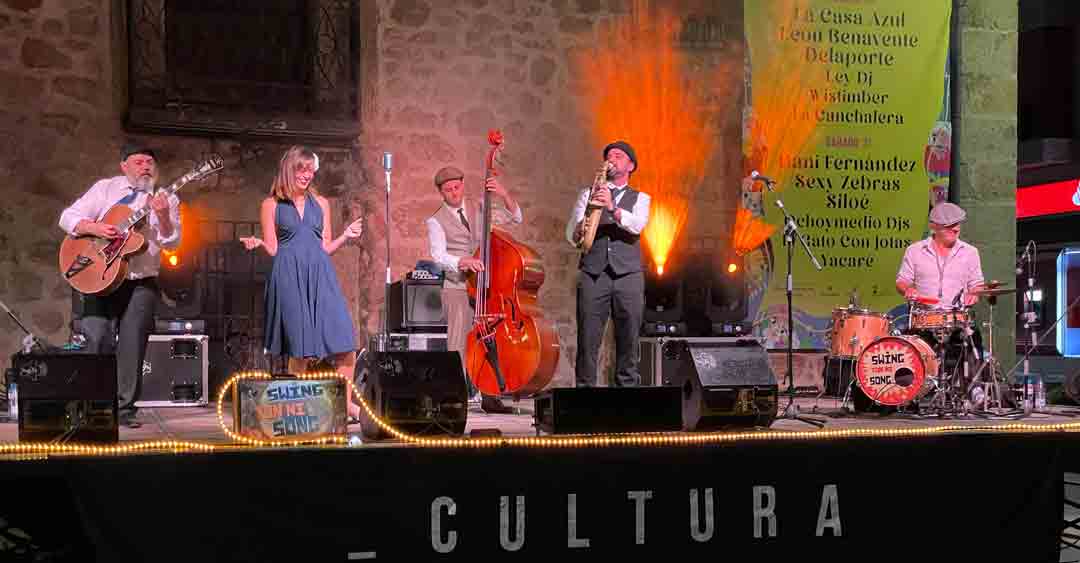 La magia del jazz y el swing inunda el Jardincillo con Swing Ton Ni Song y Aurora Samino