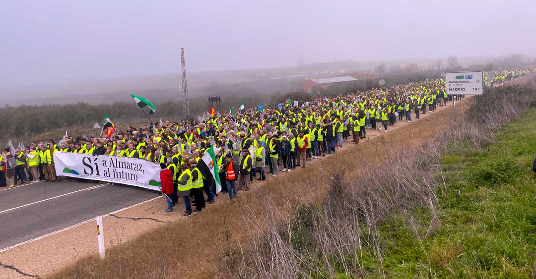 Manifestación multitudinaria en Almaraz a favor de la continuidad de la central nuclear