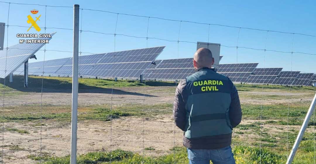 La Guardia Civil investiga a trece personas por el hurto continuado de material de la planta solar en la que trabajan