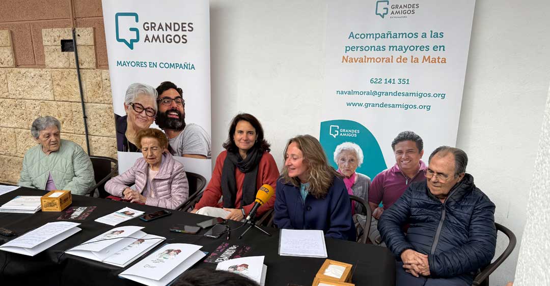 Participantes en la rueda de prensa de Grandes Amigos en Navalmoral de la Mata por su quinto aniversario