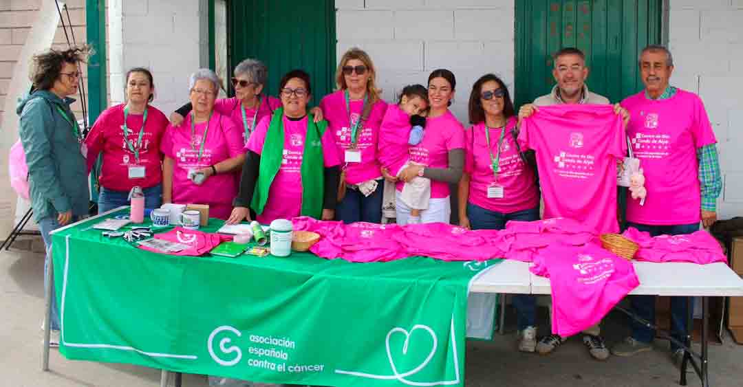 Integrantes y colaboradores del Moralo CP y la AECC de Navalmoral con camisetas rosas durante la jornada solidaria del año pasado